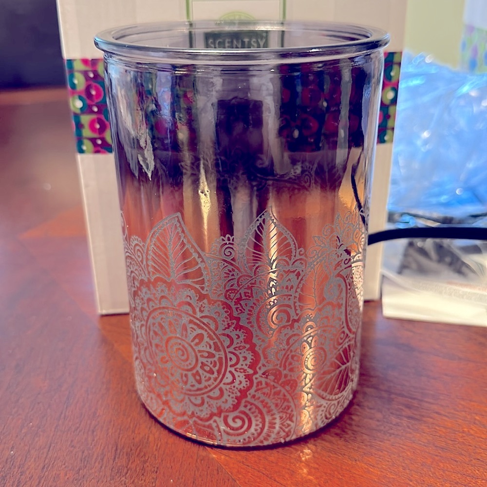 NIB Scentsy Happy Henna Warmer